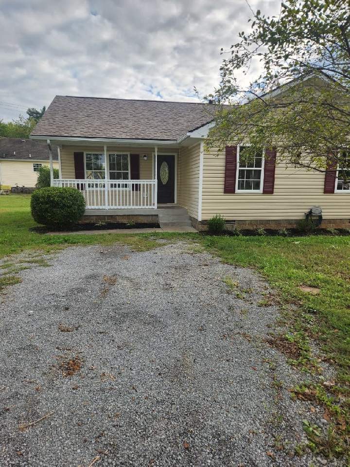 a view of a house with backyard