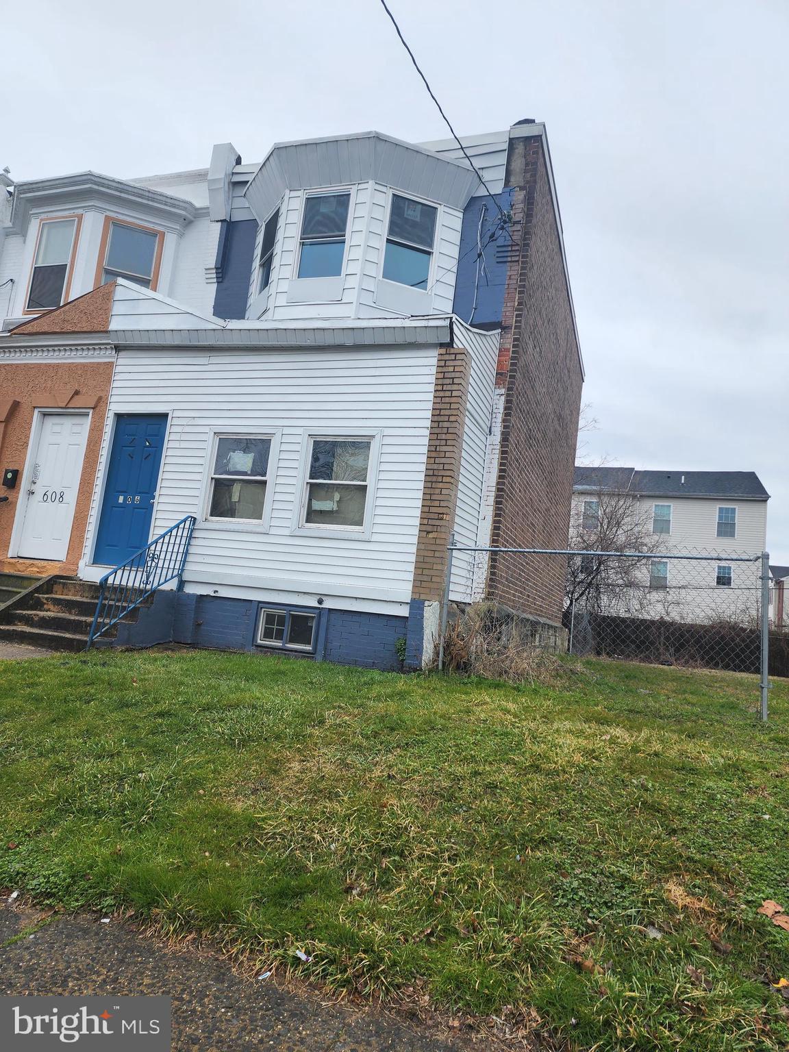 a view of a house with a backyard