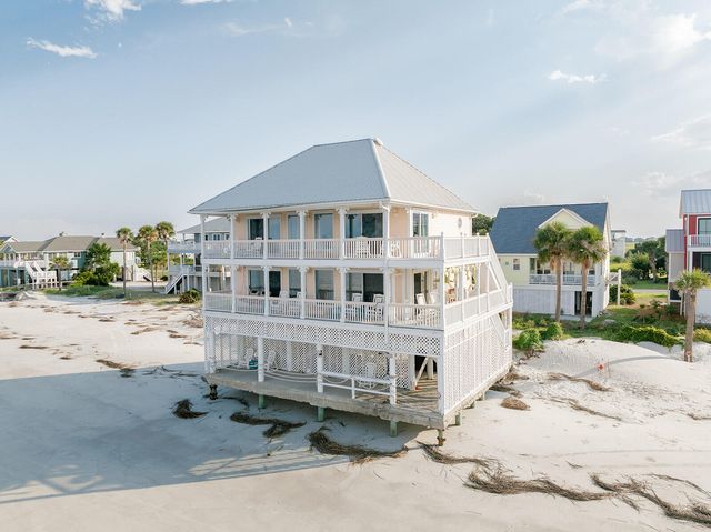 $695,000 | 108 Harbor Drive North | Harbor Island