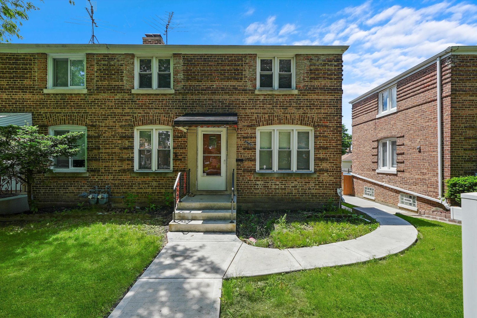 a view of a house with a yard