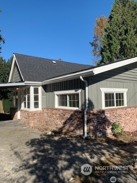 a view of house with backyard