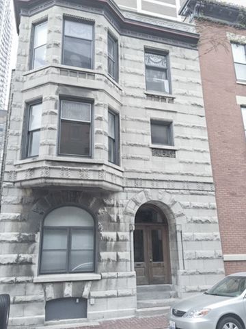 $1,800 | 165 West Menomonee Street, Unit 1 | Lincoln Park