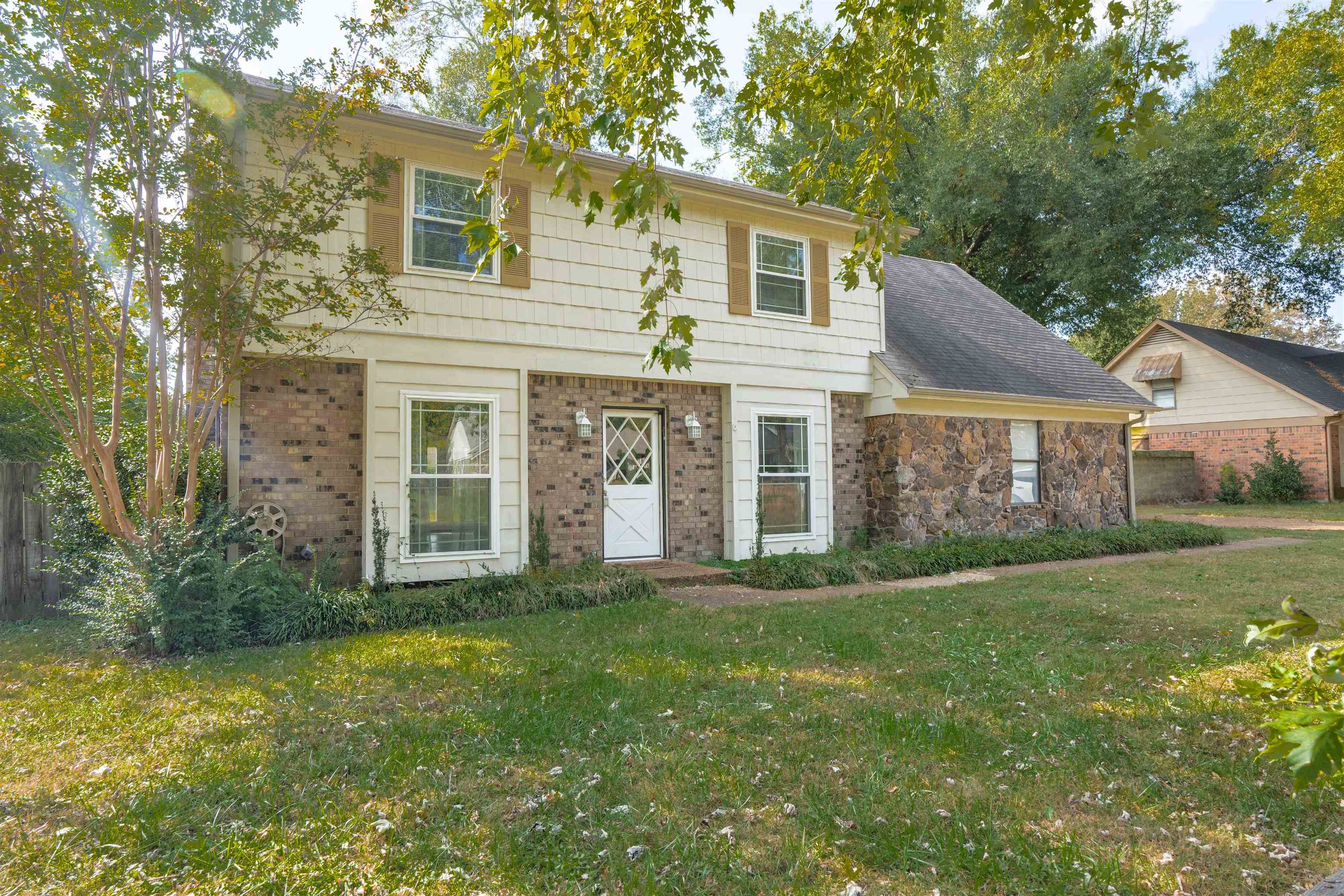 View of front facade with a front yard