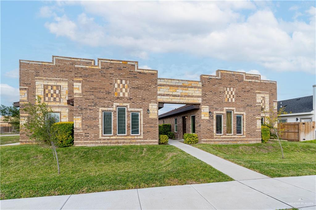 View of front facade featuring a front yard