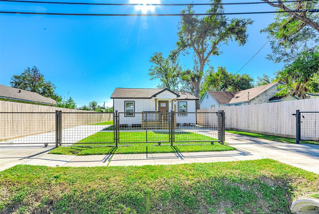 a view of a house with backyard and a tree