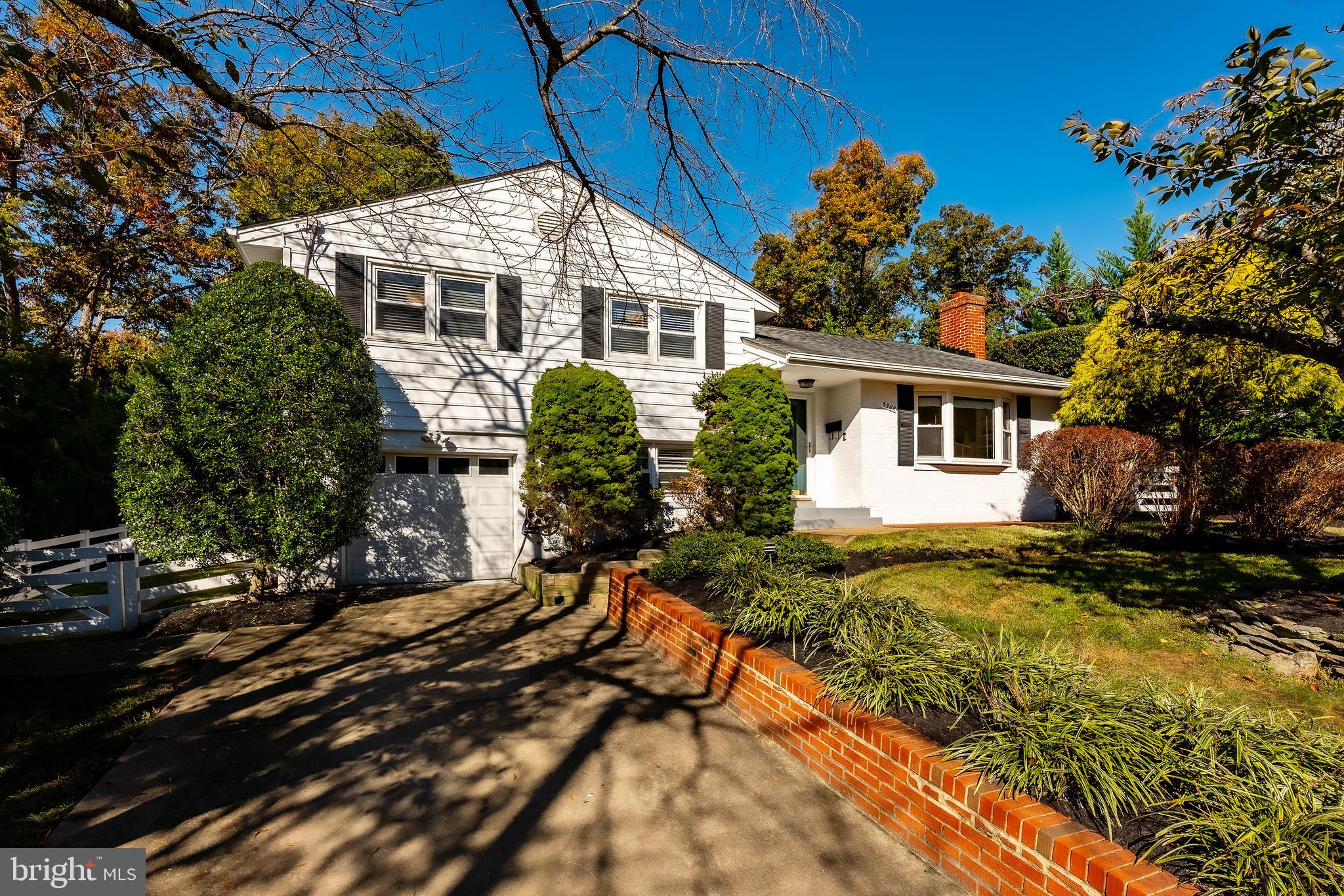 a view of a house with backyard