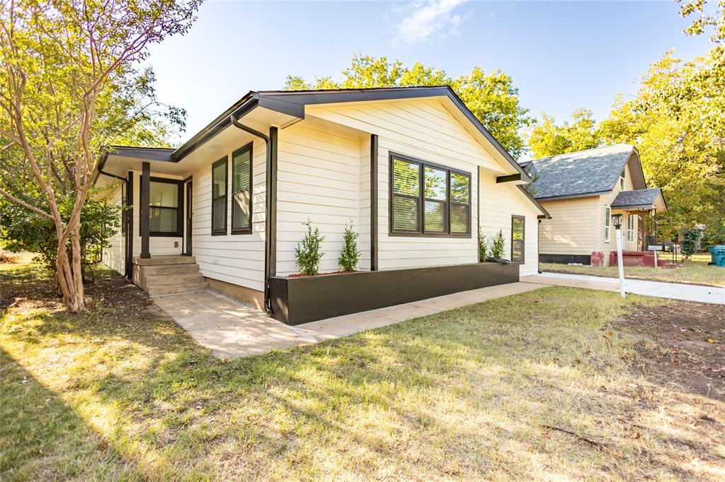 a view of a house with a yard and garage