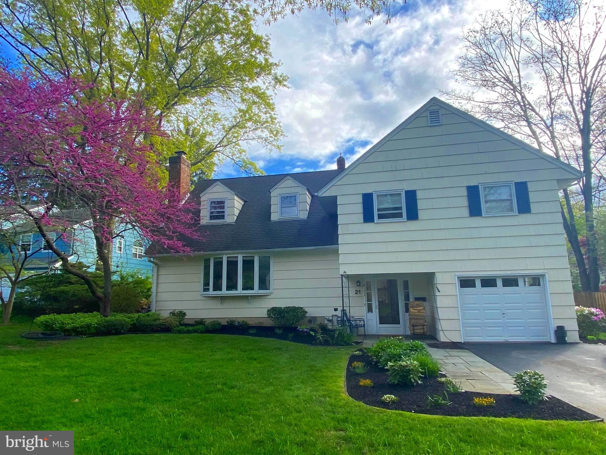 a view of a yard in front of house