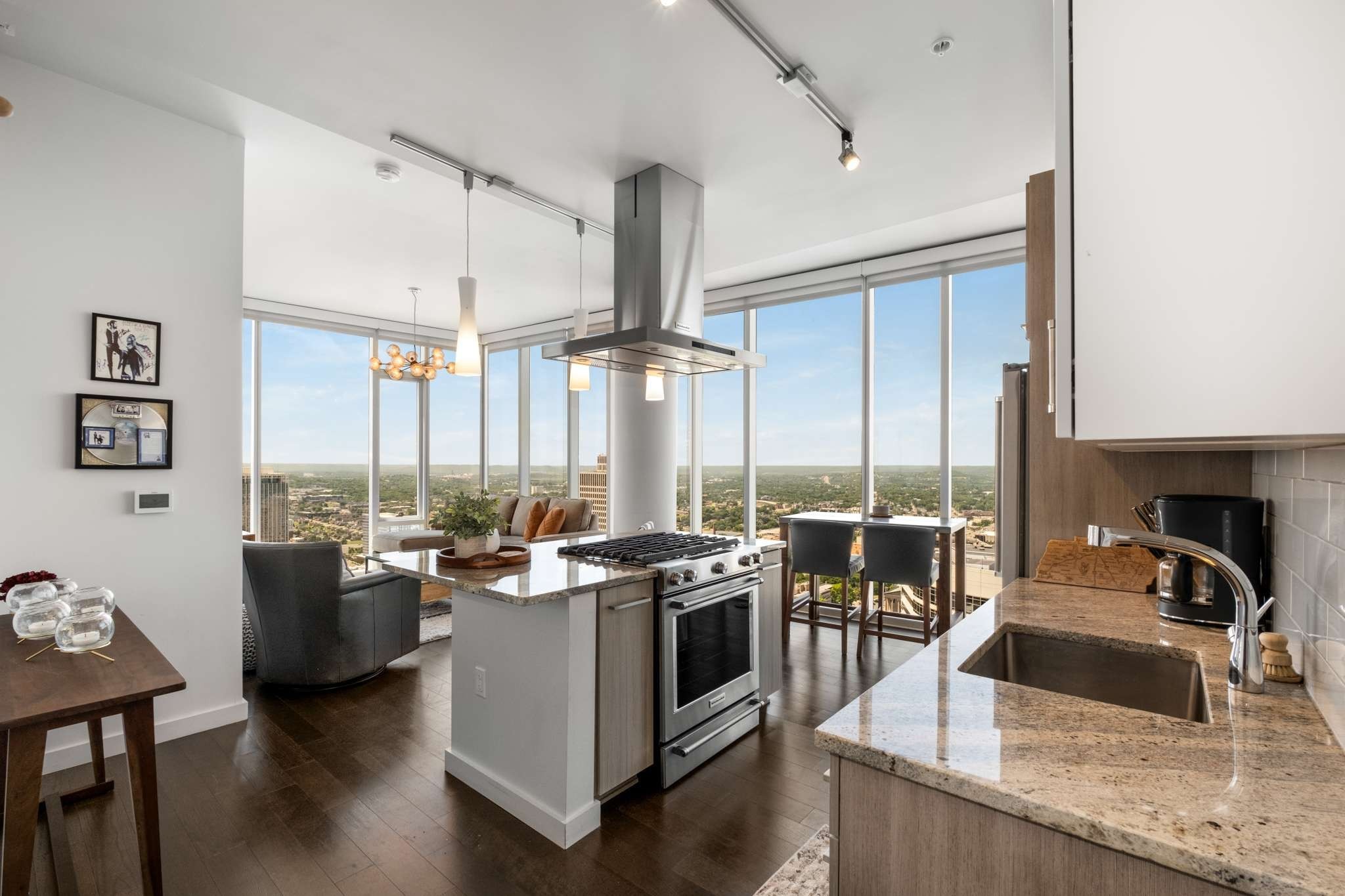 This stunning corner layout seamlessly blends open-concept living with an emphasis on views. To the North, you'll see the Cumberland River, the Sounds Stadium, and Bicentennial Mall. To the West, take in gorgeous sunsets over Nashville Yards.