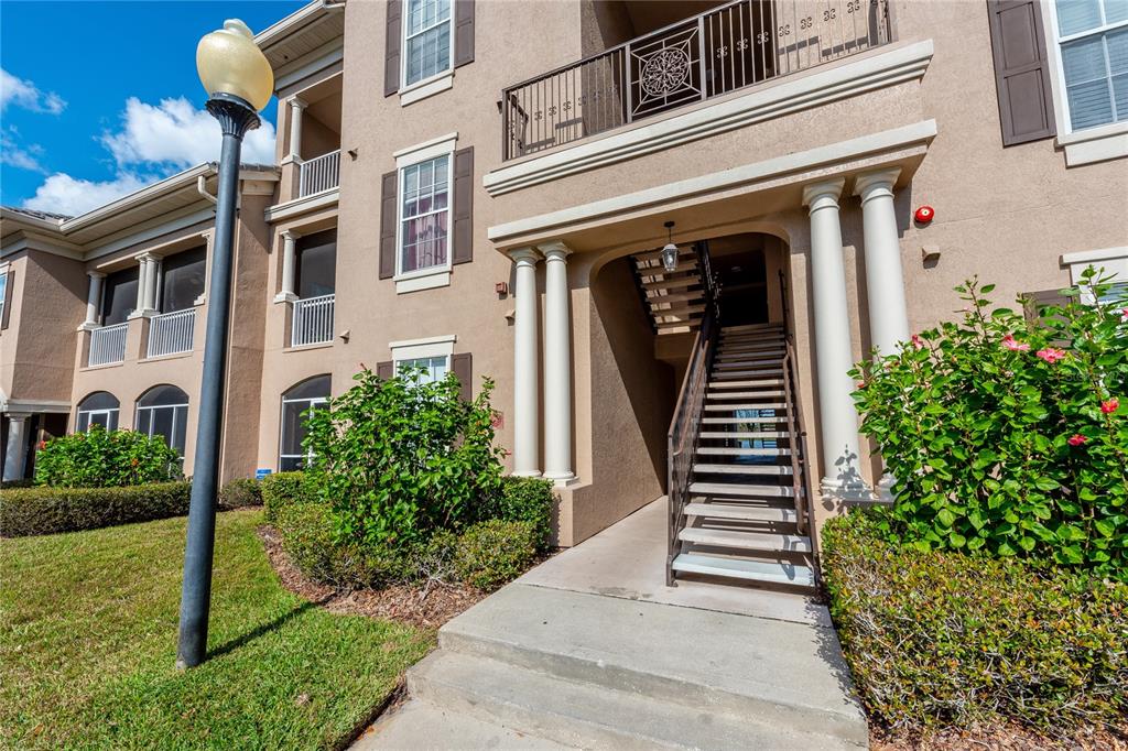 Low maintenance condo living in a park-like setting with great investment potential, fantastic on-site AMENITIES and GATED ACCESS - welcome to Capri at Hunters Creek!