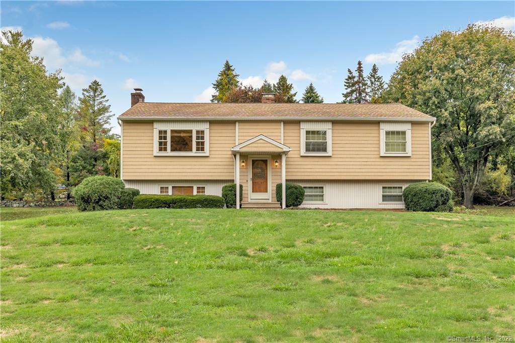 a view of a house with yard and garden