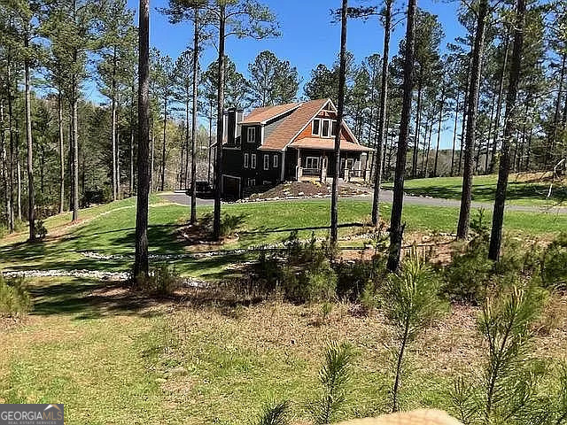 a view of a house with backyard