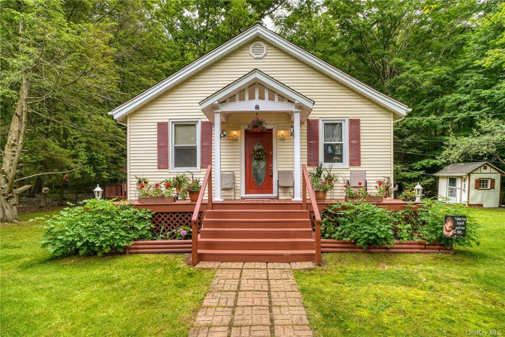 a view of a house with backyard and garden