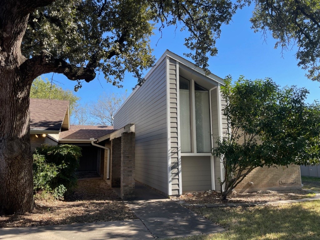 a view of a house with a yard