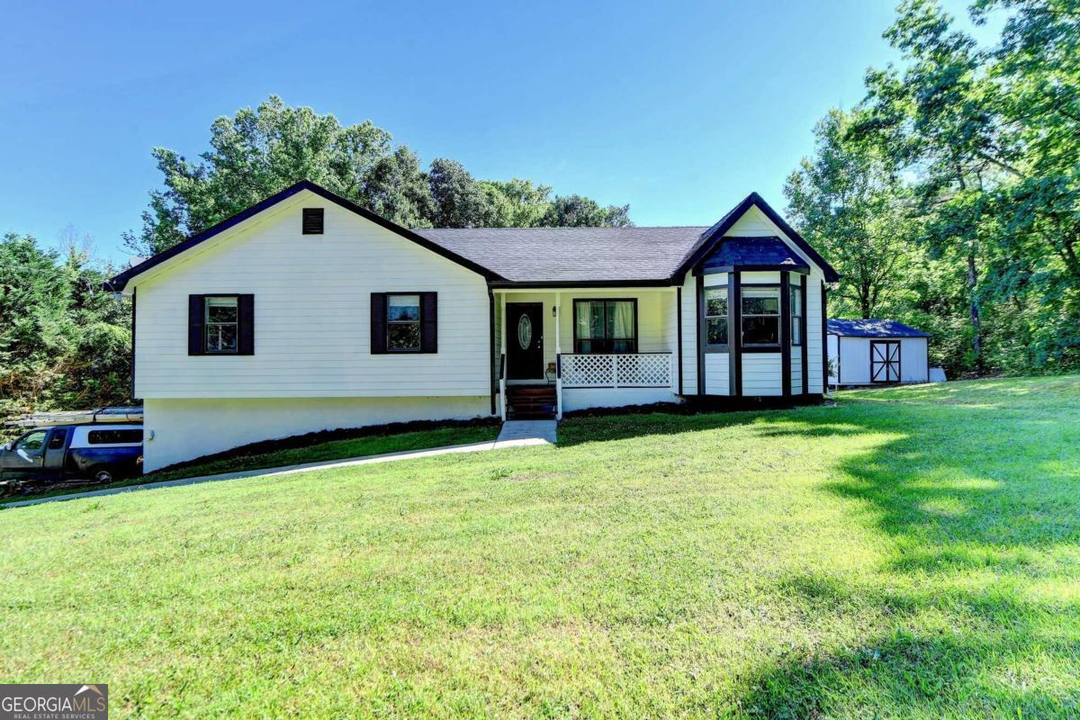 a view of a house with backyard