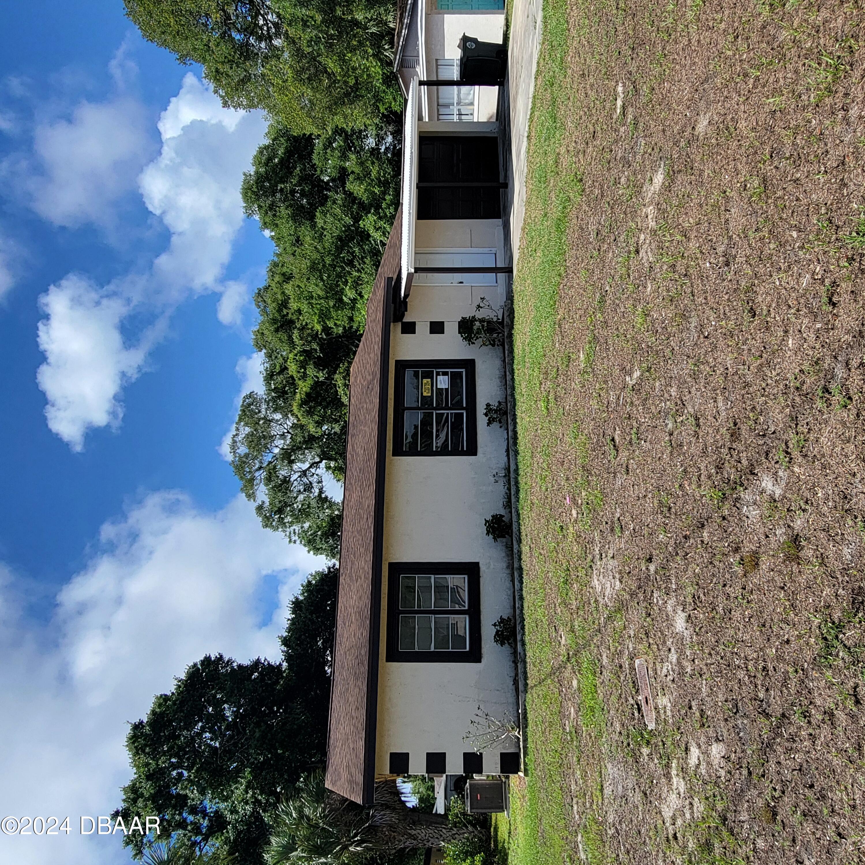 a view of a house with backyard and garden