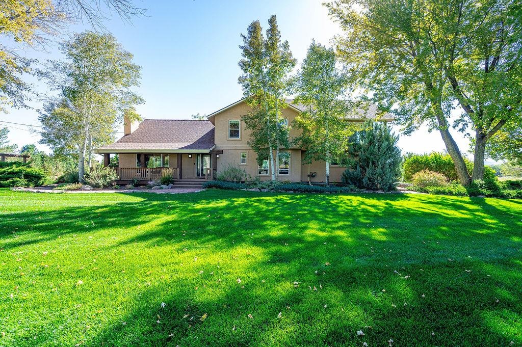 a view of a house with a yard