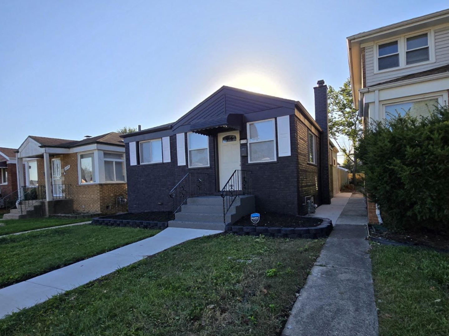 a view of a yard in front of a house