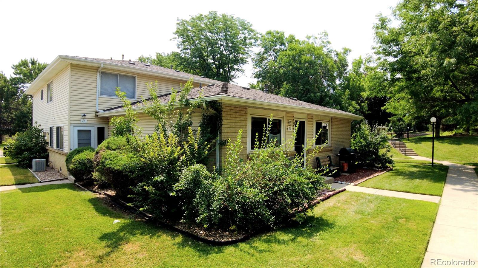 a view of a house with backyard and garden