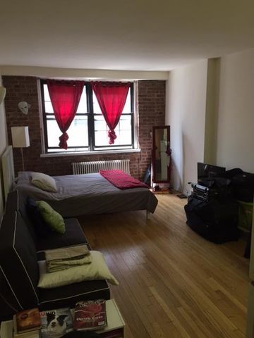 $2,700 | 313 West 57th Street, Unit 5B | Hell's Kitchen