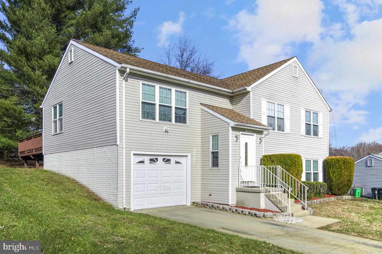 a view of a house with backyard