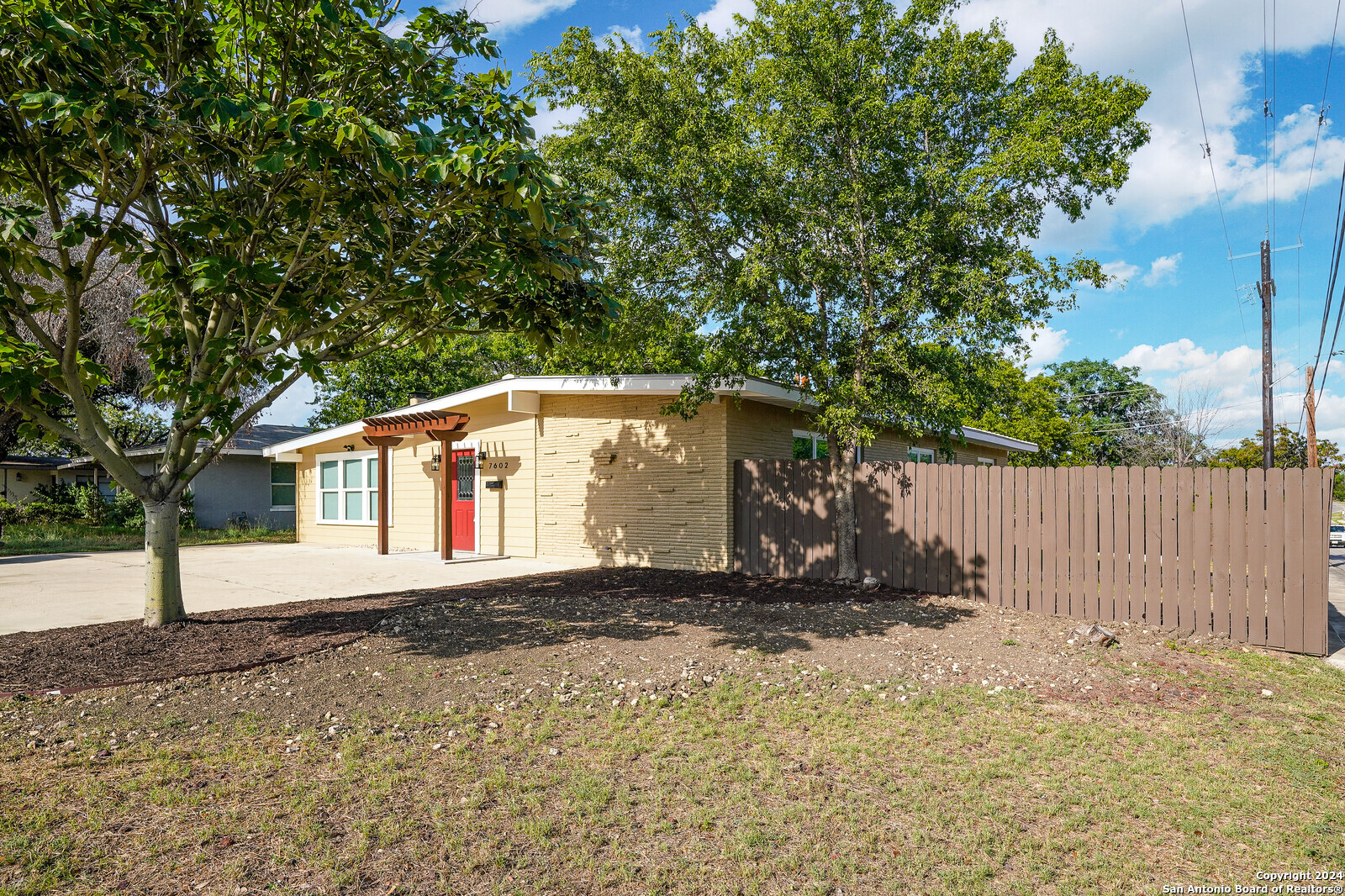 a view of a house with a yard