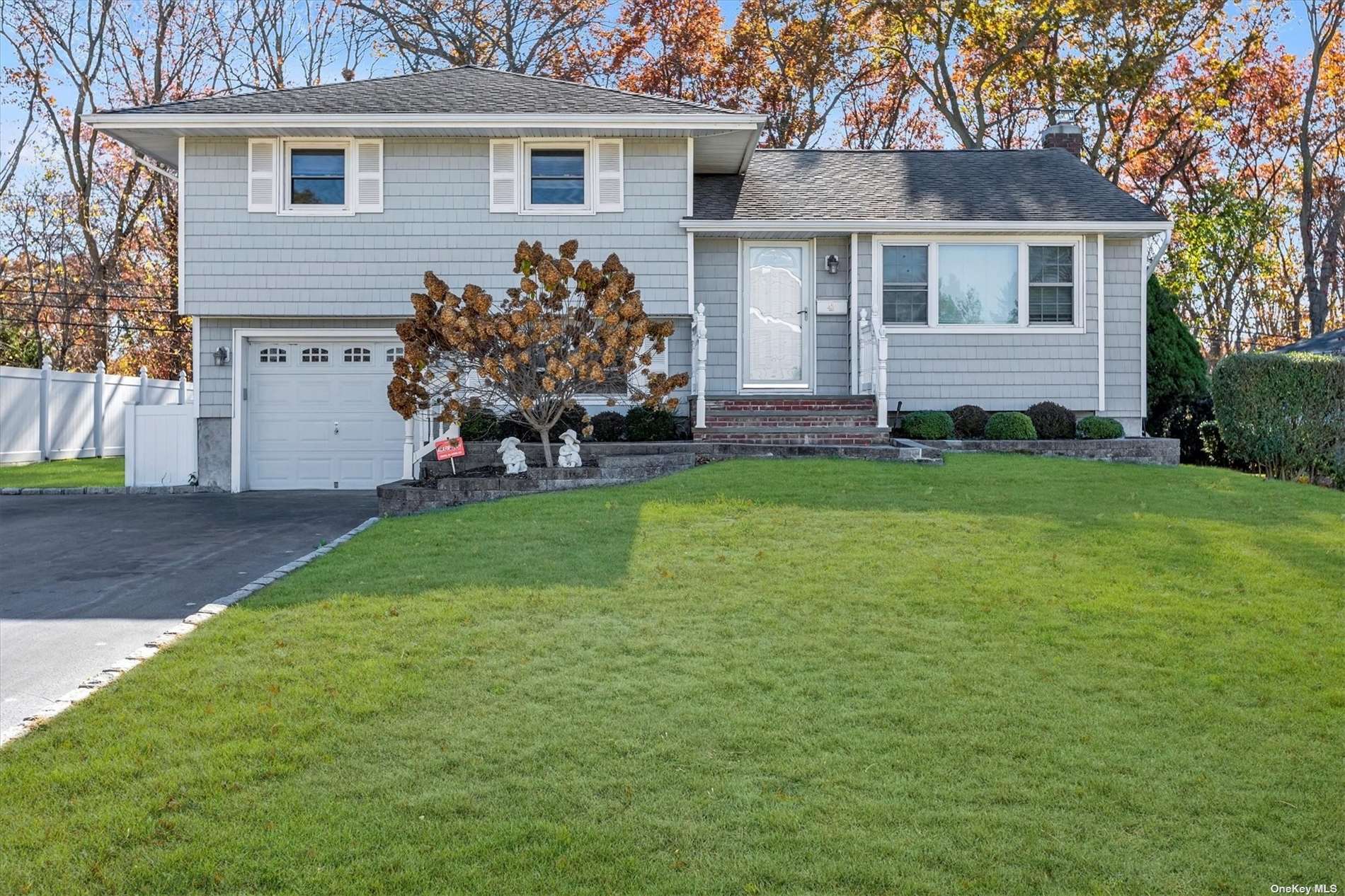 a view of a house with a backyard