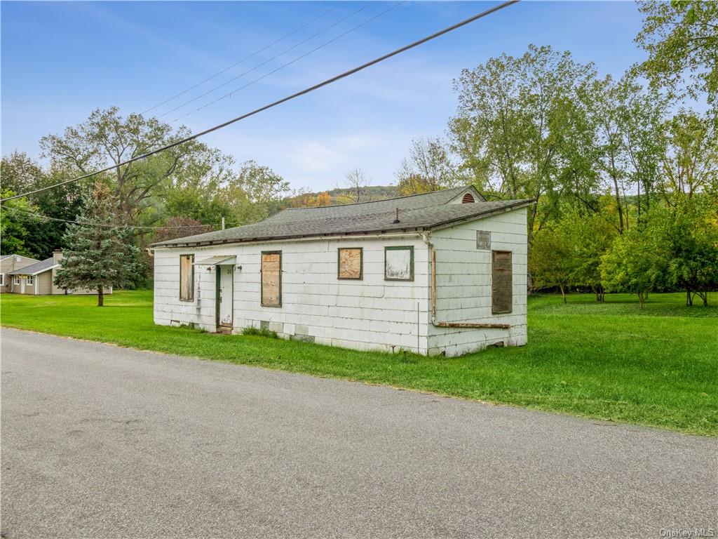 a view of a house with a yard