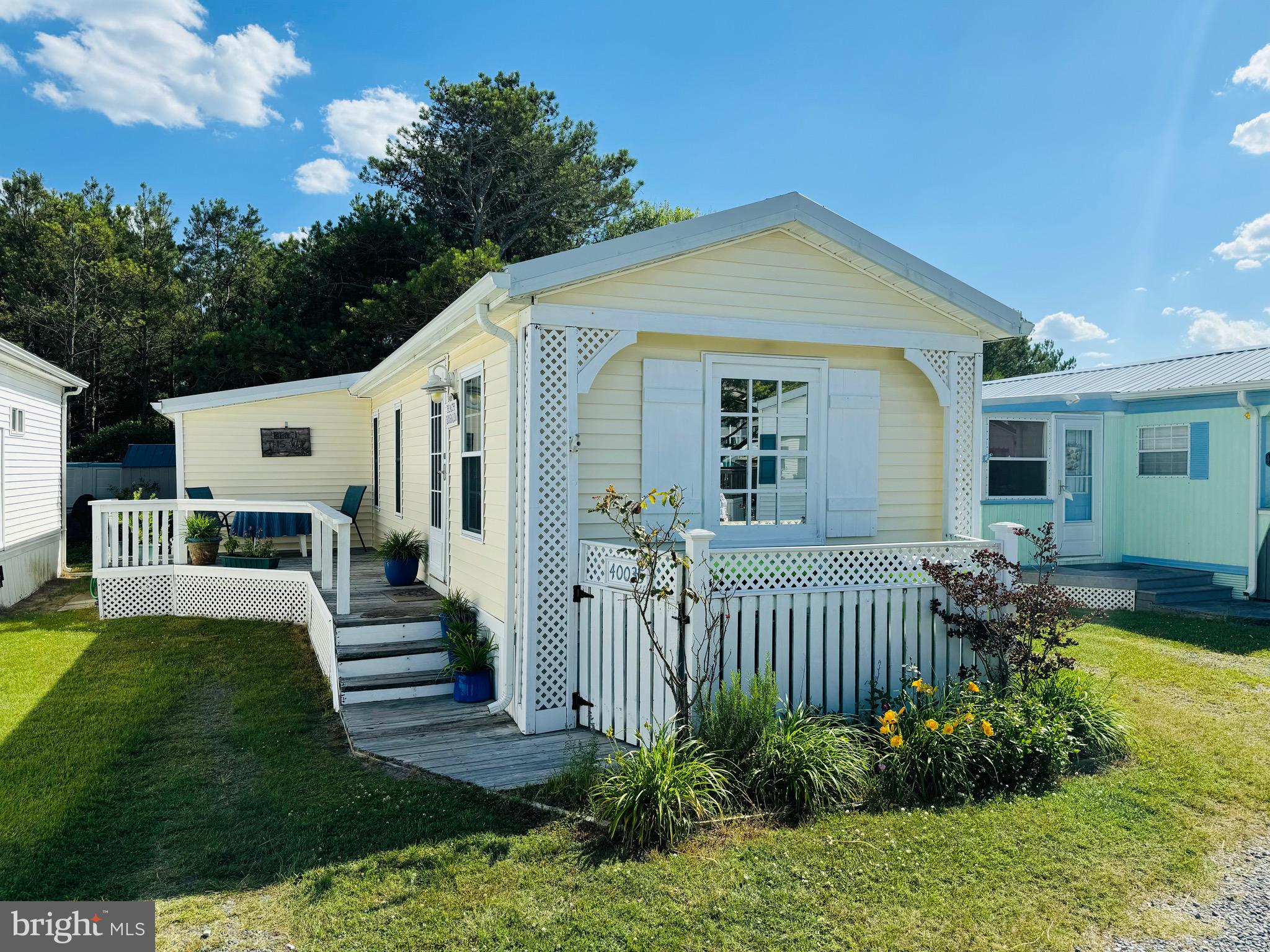 a view of a house with backyard and garden