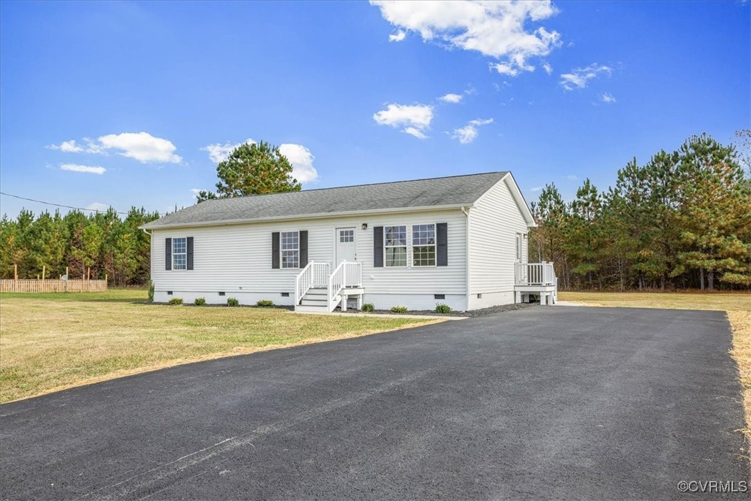 Manufactured / mobile home with a front yard