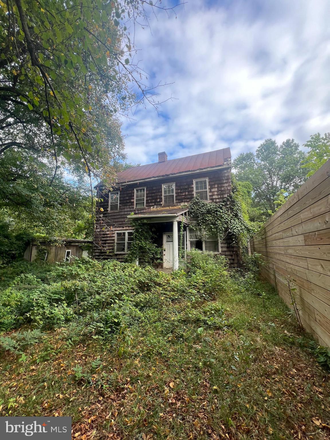 a view of a house with a yard and plants