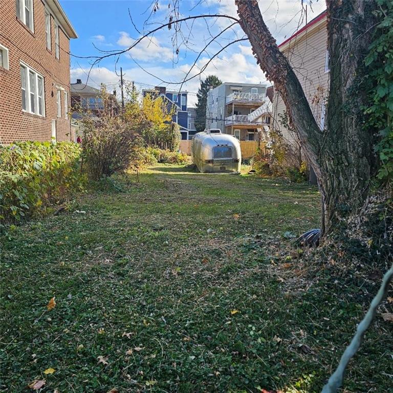 a view of a back yard