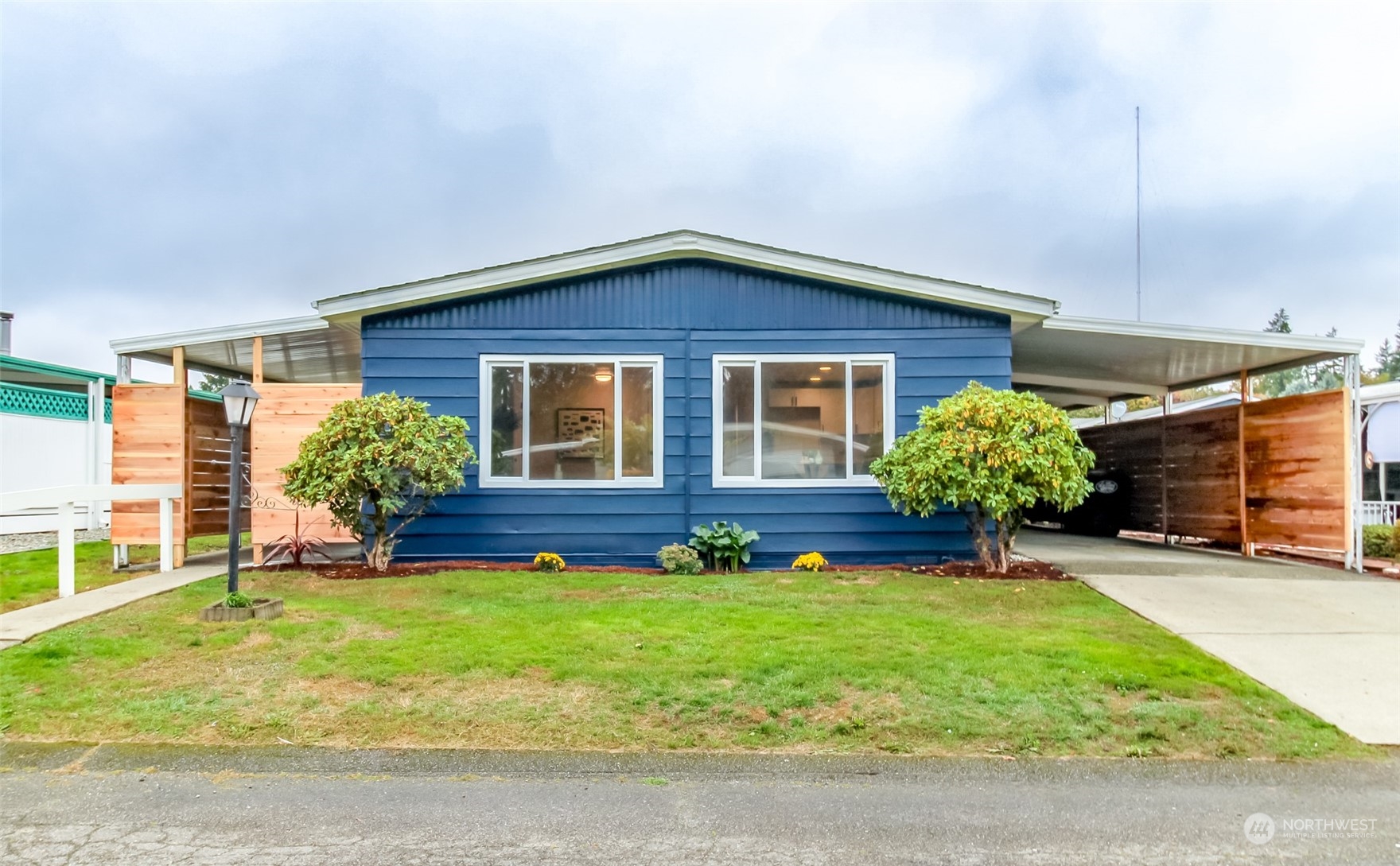 a view of front of a house with a yard