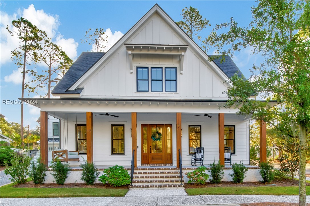 Modern farmhouse with ceiling fan and a porch