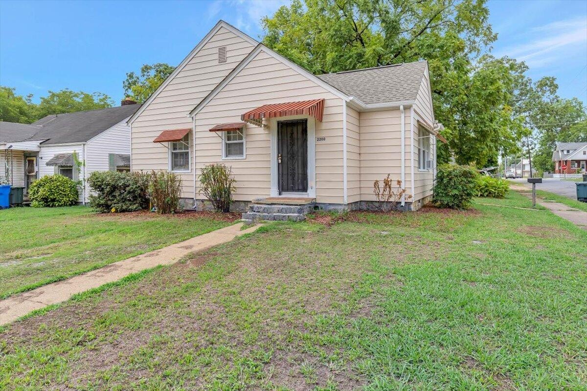 a view of a house with backyard