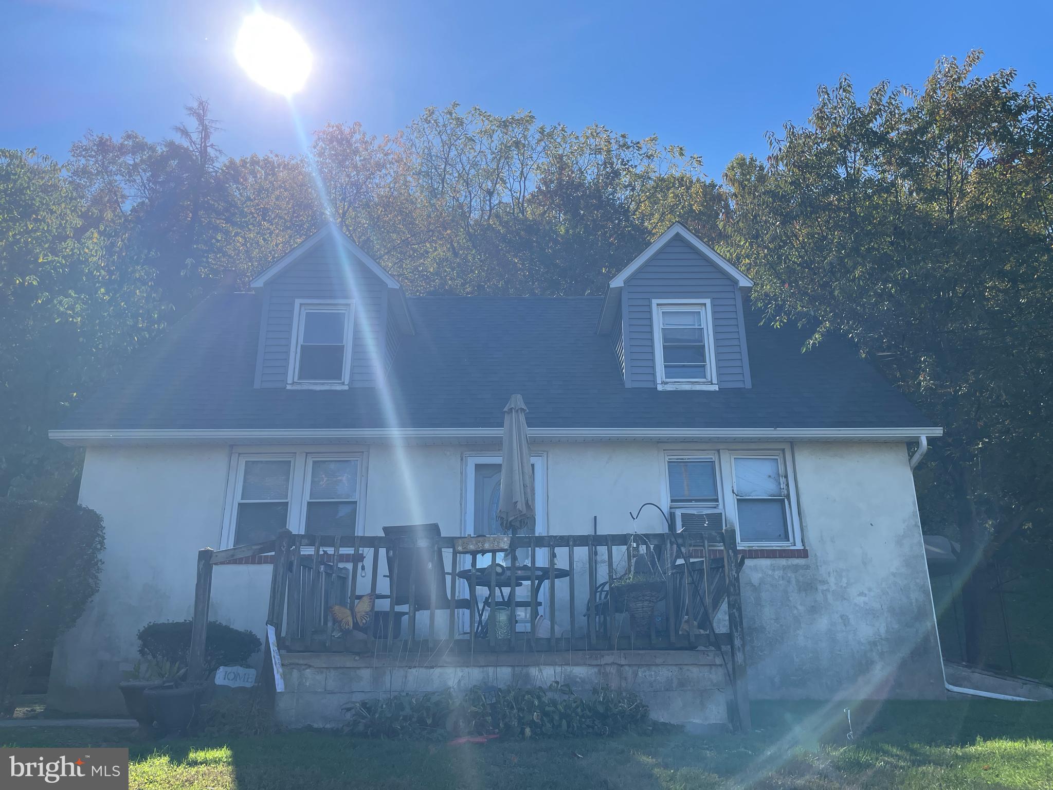 a view of front a house with a yard