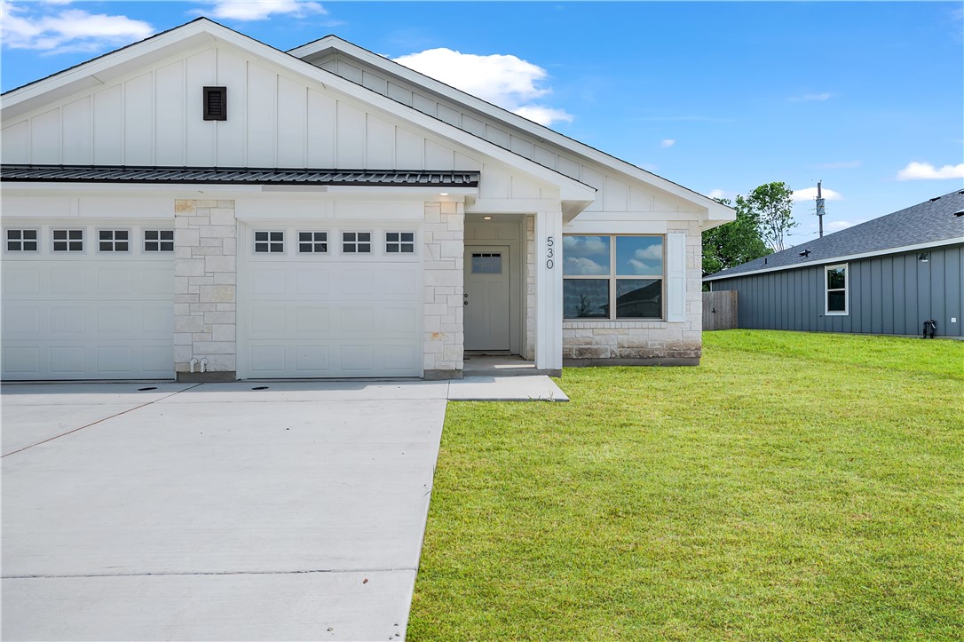 a view of a house with backyard