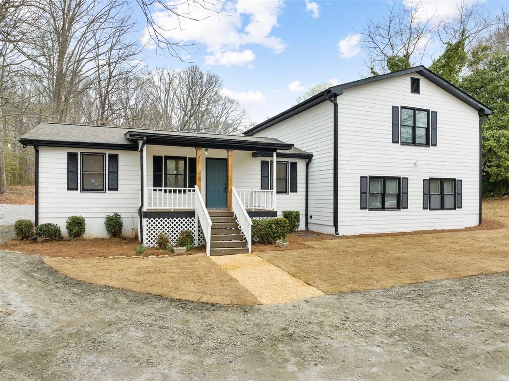 a view of a house with a yard