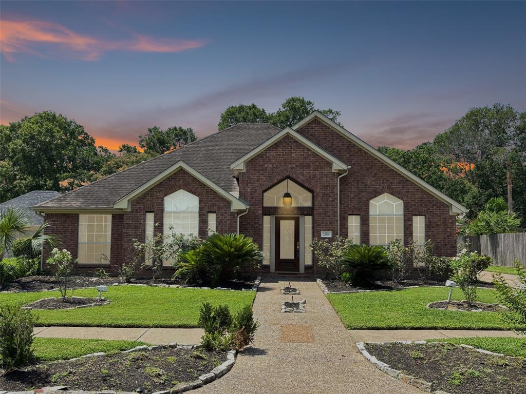 WELCOME TO 2605 DE FOUR TRACE, A ONE OWNER ALL BRICK HOME USED BY THE BUILDER AS A MODEL.  LOCATED JUST A BLOCK FROM INCREDIBLE AMENITIES INCLUDING POOL, BOAT RAMP, TENNIS AND SAND VOLLEYBALL!