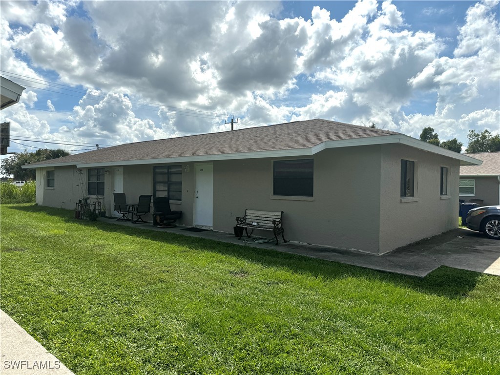 a view of a house with backyard