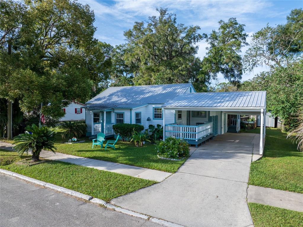 a view of a house with a yard