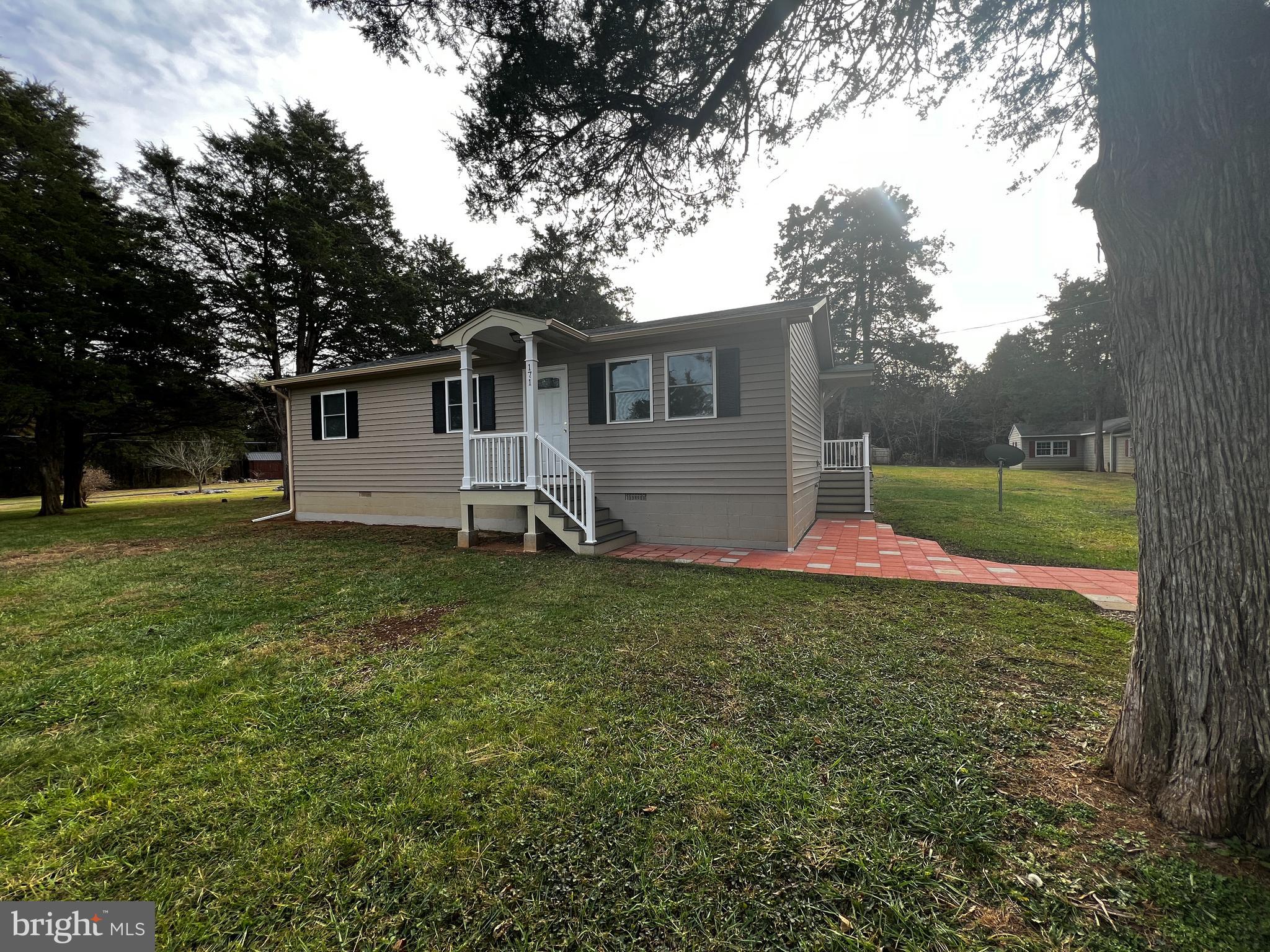 a view of a house with a backyard