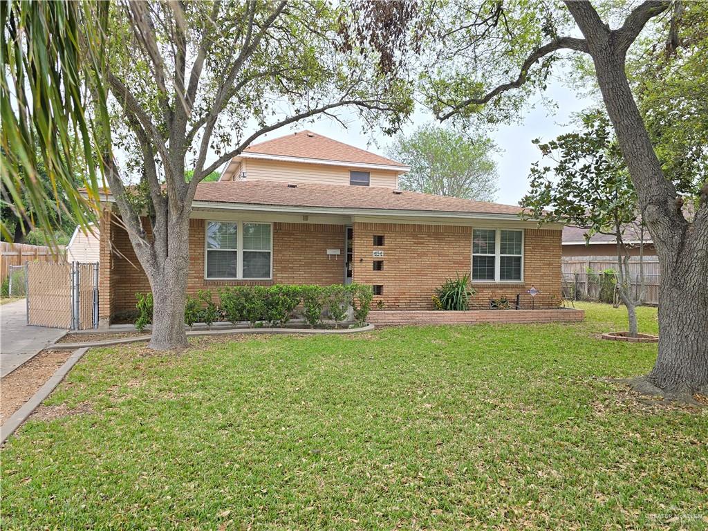 View of front facade featuring a front yard