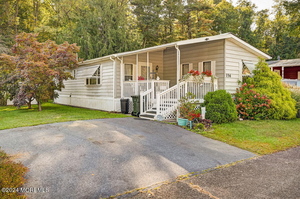 a view of a house with backyard and garden