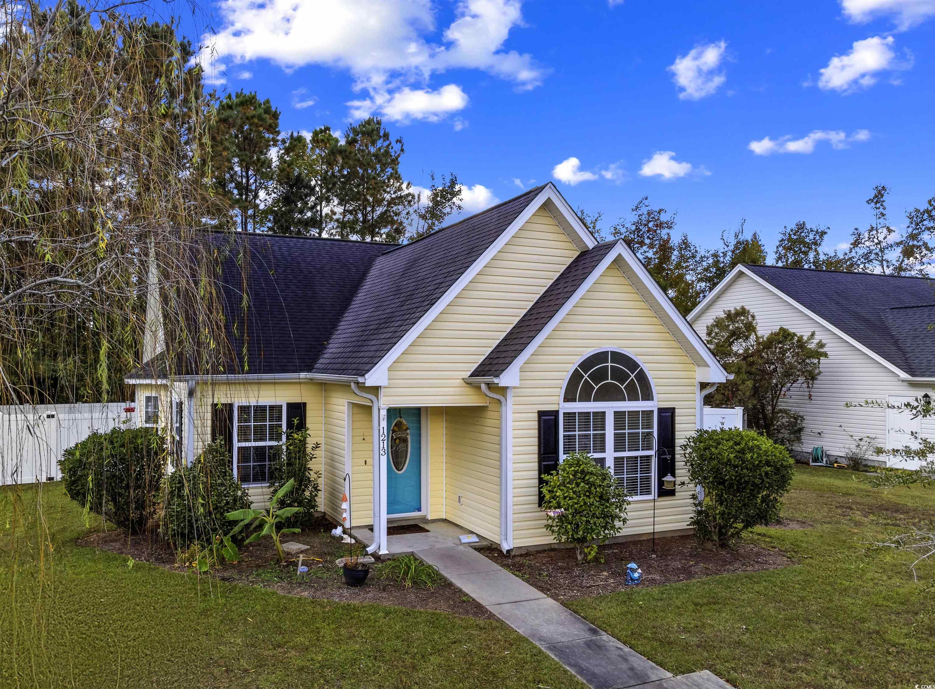 View of front facade with a front yard