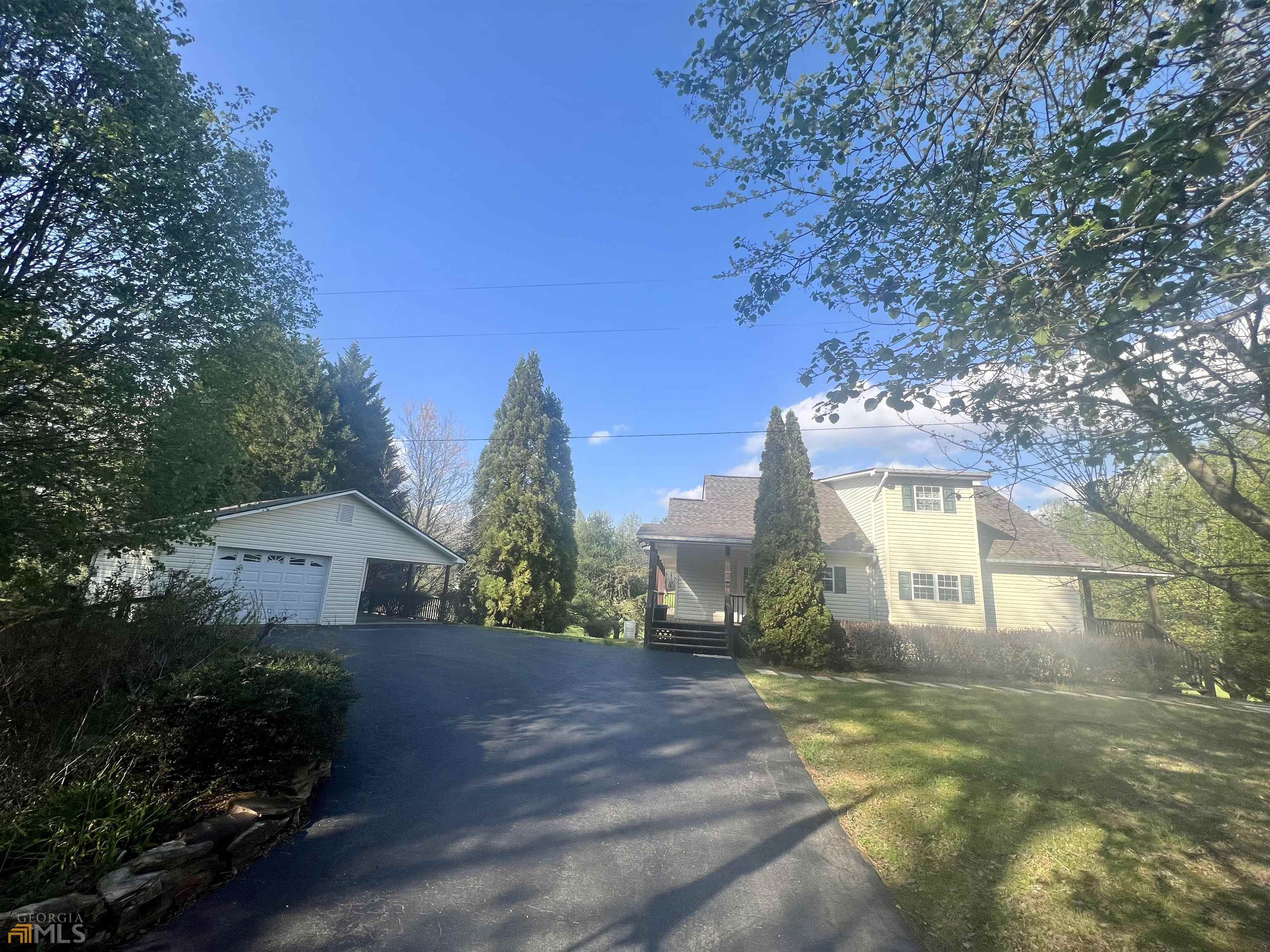 a view of a house with a yard