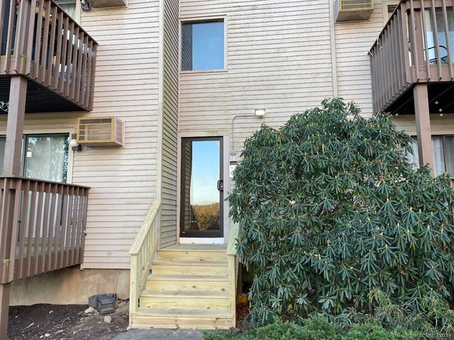 $1,900 | 38 Padanaram Avenue, Unit 25 | Danbury