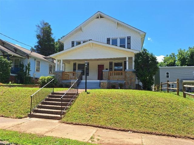 $359,900 | 136 East Sprague Street | Sunnyside