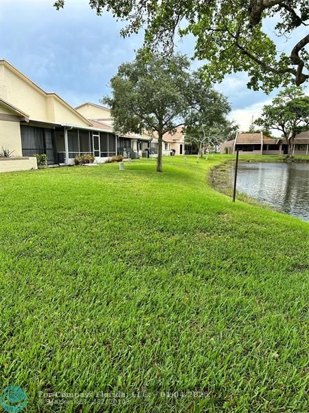 a view of a yard in front of house