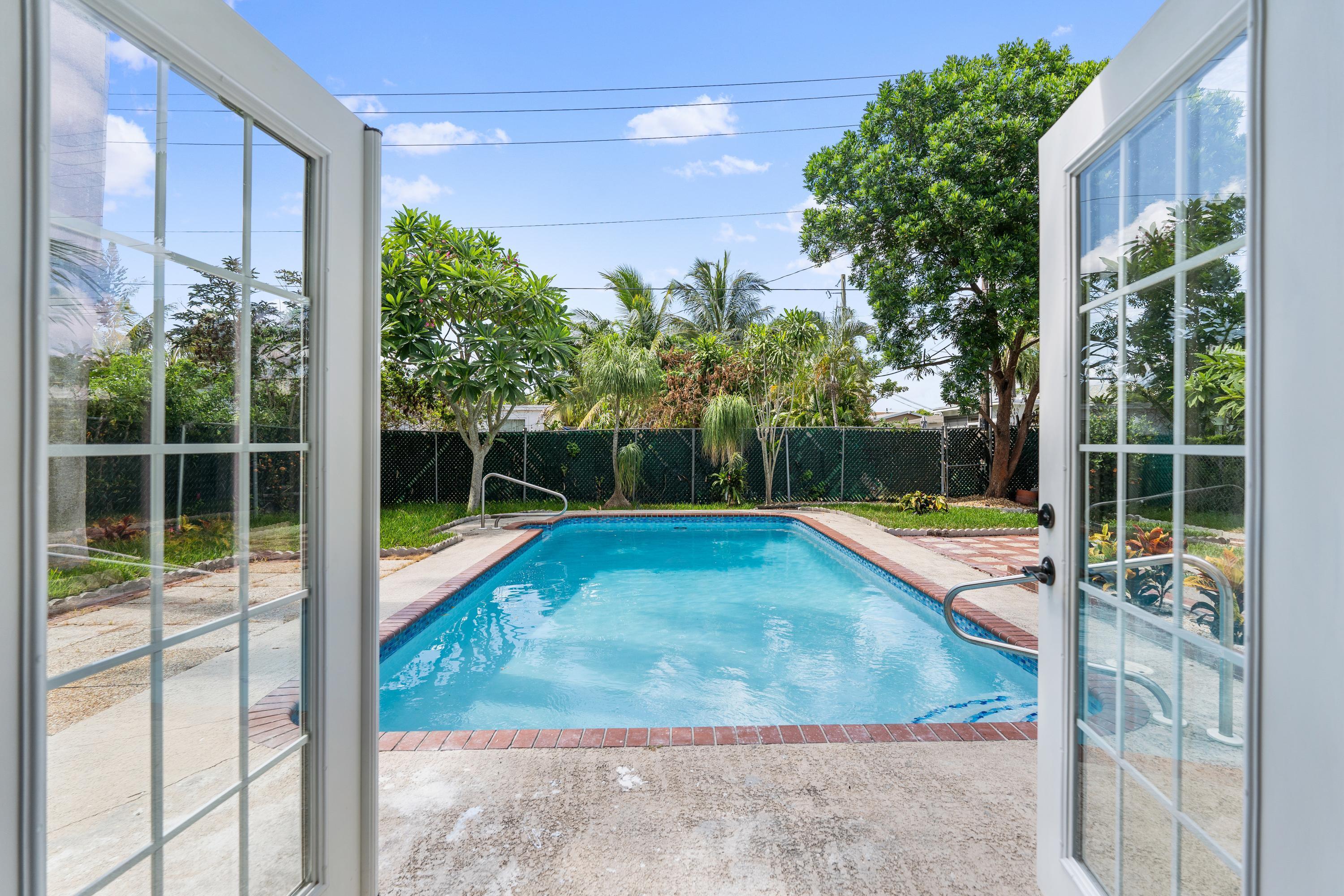 enclosed patio to pool